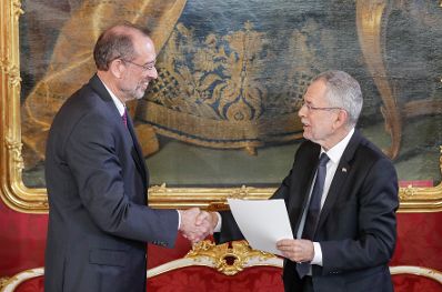 Am 18. Dezember 2017 wurde die neue Bundesregierung vom Bundespr&auml;sidenten in der Pr&auml;sidentschaftskanzlei angelobt. Im Bild Bundesminister Heinz Fa&szlig;mann (l.) mit Bundespr&auml;sident Alexander Van der Bellen (r.).