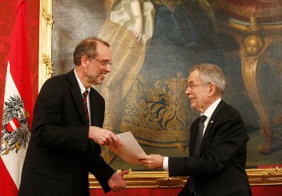 Am 18. Dezember 2017 wurde die neue Bundesregierung vom Bundespr&auml;sidenten in der Pr&auml;sidentschaftskanzlei angelobt. Im Bild Bundesminister Heinz Fa&szlig;mann (l.) mit Bundespr&auml;sident Alexander Van der Bellen (r.).