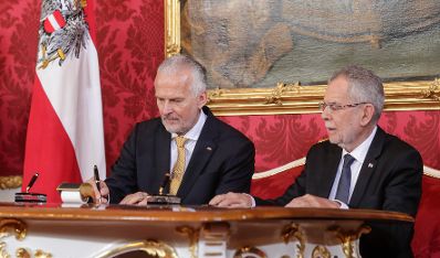 Am 18. Dezember 2017 wurde die neue Bundesregierung vom Bundespr&auml;sidenten in der Pr&auml;sidentschaftskanzlei angelobt. Im Bild Bundesminister Josef Moser (l.) und mit Bundespr&auml;sident Alexander Van der Bellen (r.).