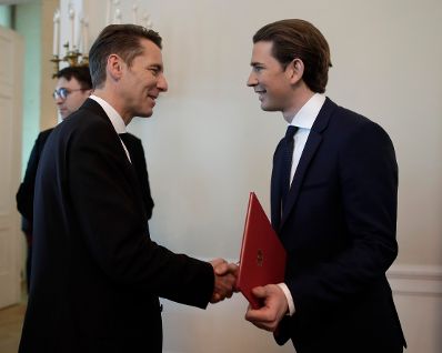 Am 18. Dezember 2017 unterzeichnete Bundeskanzler Sebastian Kurz (r.) das Dekret mit dem Dieter Kandlhofer (l.) zum Generalsekret&auml;r im Bundeskanzleramt ernannt wurde.