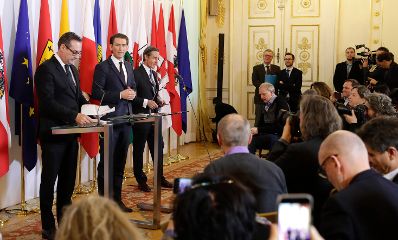Bundeskanzler Sebastian Kurz mit Vizekanzler Heinz-Christian Strache und Regierungssprecher Peter Launsky-Tieffenthal beim Pressefoyer nach dem Ministerrat am 19. Dezember 2017.
