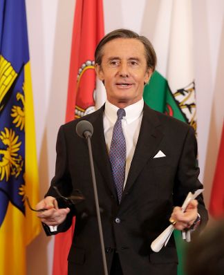 Bundeskanzler Sebastian Kurz mit Vizekanzler Heinz-Christian Strache und Regierungssprecher Peter Launsky-Tieffenthal (im Bild) beim Pressefoyer nach dem Ministerrat am 19. Dezember 2017.