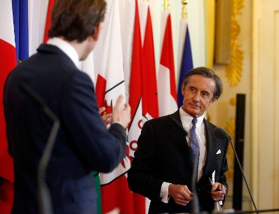 Bundeskanzler Sebastian Kurz (l.) mit Vizekanzler Heinz-Christian Strache und Regierungssprecher Peter Launsky-Tieffenthal (r.) beim Pressefoyer nach dem Ministerrat am 19. Dezember 2017.