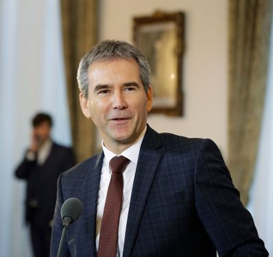 Am 19. Dezember 2017 fand die erste Sitzung des Ministerrates der neuen Bundesregierung statt. Im Bild Bundesminister Hartwig L&ouml;ger beim Pressestatement vor dem Ministerrat.