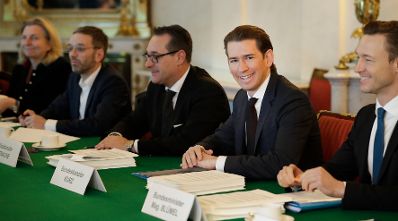 Am 19. Dezember 2017 fand die erste Sitzung des Ministerrates der neuen Bundesregierung statt. Im Bild (v.l.n.r.) Bundesministerin Karin Kneissl, Bundesminister Herbert Kickl, Vizekanzler Heinz-Christian Strache, Bundeskanzler Sebastian Kurz und Bundesminister Gernot Bl&uuml;mel.