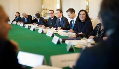 Am 19. Dezember 2017 fand die erste Sitzung des Ministerrates der neuen Bundesregierung statt. Im Bild (v.l.n.r.) Staatssekret&auml;rin Karoline Edtstadler, Bundesminister Josef Moser, Bundesministerin Karin Kneissl, Bundesminister Herbert Kickl, Vizekanzler Heinz-Christian Strache, Bundeskanzler Sebastian Kurz, Bundesminister Gernot Bl&uuml;mel und Bundesministerin Elisabeth K&ouml;stinger.