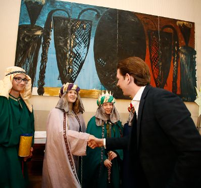 Am 27. Dezember 2017 empfing Bundeskanzler Sebastian Kurz (r.) Sternsinger im Bundeskanzleramt.