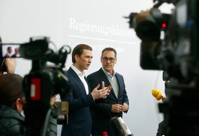Am 4. J&auml;nner 2017 begann in Seggau die zweit&auml;gige Klausurtagung der Bundesregierung. Im Bild Bundeskanzler Sebastian Kurz (l.) und Vizekanzler Heinz-Christian Strache (r.).