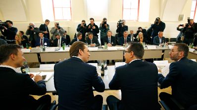 Am 4. J&auml;nner 2017 begann in Seggau die zweit&auml;gige Klausurtagung der Bundesregierung. Im Bild Bundeskanzler Sebastian Kurz (m.l.) mit Vizekanzler Heinz-Christian Strache (m.r.), Bundesminister Gernot Bl&uuml;mel (l.) und Bundesminister Herbert Kickl (r.).