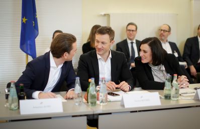 Am 4. J&auml;nner 2017 begann in Seggau die zweit&auml;gige Klausurtagung der Bundesregierung. Im Bild Bundeskanzler Sebastian Kurz (l.) mit Bundesminister Gernot Bl&uuml;mel (m.) und Bundesministerin Elisabeth K&ouml;stinger (r.).