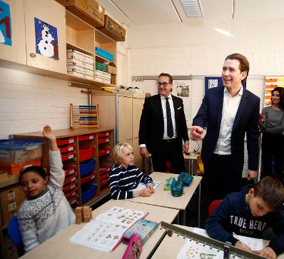 Am 23. J&auml;nner 2018 besuchte Bundeskanzler Sebastian Kurz (r.) gemeinsam mit Vizekanzler Heinz-Christian Strache (l.) und Bundesminister Heinz Fa&szlig;mann "Deutschf&ouml;rderklassen" an der Volksschule Graz-Murfeld.