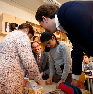 Am 23. J&auml;nner 2018 besuchte Bundeskanzler Sebastian Kurz (r.) gemeinsam mit Vizekanzler Heinz-Christian Strache und Bundesminister Heinz Fa&szlig;mann (m.) "Deutschf&ouml;rderklassen" an der Volksschule Graz-Murfeld.