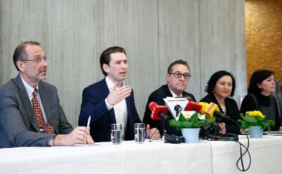 Am 23. J&auml;nner 2018 besuchte Bundeskanzler Sebastian Kurz (2.v.l.) gemeinsam mit Vizekanzler Heinz-Christian Strache (m.) und Bundesminister Heinz Fa&szlig;mann (l.) "Deutschf&ouml;rderklassen" an der Volksschule Graz-Murfeld. Im Bild mit Bildungsdirektorin Elisabeth Meixner (2.v.r.) und Schuldirektorin Regina Hermann (r.).
