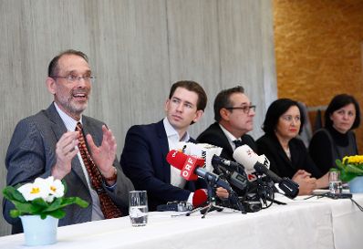 Am 23. J&auml;nner 2018 besuchte Bundeskanzler Sebastian Kurz (2.v.l.) gemeinsam mit Vizekanzler Heinz-Christian Strache (m.) und Bundesminister Heinz Fa&szlig;mann (l.) "Deutschf&ouml;rderklassen" an der Volksschule Graz-Murfeld. Im Bild mit Bildungsdirektorin Elisabeth Meixner (2.v.r.) und Schuldirektorin Regina Hermann (r.).