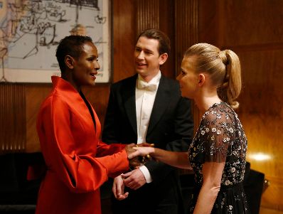 Am 8. Februar 2018 besuchte Bundeskanzler Sebastian Kurz (m.) den Wiener Opernball. Im Bild mit Menschenrechtsaktivistin und Autorin Waris Dirie (l.) und Susanne Thier (r.).