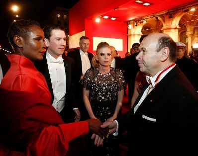 Am 8. Februar 2018 besuchte Bundeskanzler Sebastian Kurz (2.v.l.) den Wiener Opernball. Im Bild mit Menschenrechtsaktivistin und Autorin Waris Dirie (l.), Susanne Thier (2.v.r.) und Staatsoperndirektor Dominique Meyer (r.).