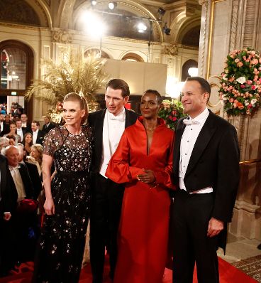 Am 8. Februar 2018 besuchte Bundeskanzler Sebastian Kurz (2.v.l.) den Wiener Opernball. Im Bild mit dem irischen Premierminister Leo Varadkar (r.), Menschenrechtsaktivistin und Autorin Waris Dirie (2.v.r.) und Susanne Thier (l.).