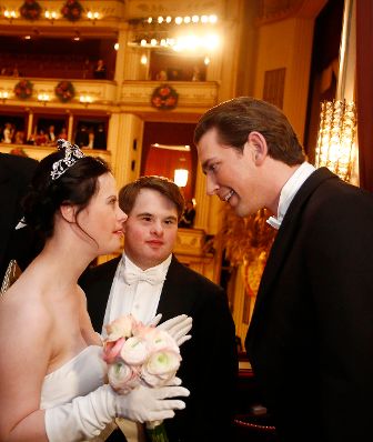 Am 8. Februar 2018 besuchte Bundeskanzler Sebastian Kurz (r.) den Wiener Opernball. Im Bild mit dem Deb&uuml;tantenpaar Felix R&ouml;per (m.) und Swatina Wutha (l.).