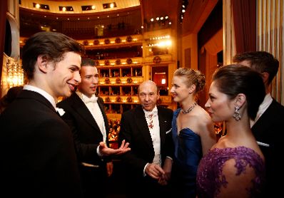 Am 8. Februar 2018 besuchte Bundeskanzler Sebastian Kurz (2.v.l.) den Wiener Opernball. Im Bild mit Bundesminister Gernot Bl&uuml;mel (r.), den ersten Solot&auml;nzerinnen Maria Yakovleva (2.v.r.) und Olga Esina (3.v.r.), Solot&auml;nzer Jakob Feyferlik (l.) sowie Staatsoperndirektor Dominique Meyer (3.v.l.).