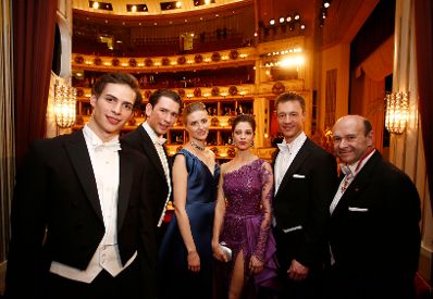 Am 8. Februar 2018 besuchte Bundeskanzler Sebastian Kurz (2.v.l.) den Wiener Opernball. Im Bild mit Bundesminister Gernot Bl&uuml;mel (2.v.r.), den ersten Solot&auml;nzerinnen Maria Yakovleva (3.v.r.) und Olga Esina (3.v.l.), Solot&auml;nzer Jakob Feyferlik (l.) sowie Staatsoperndirektor Dominique Meyer (r.).