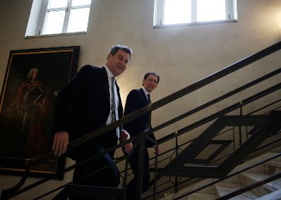 Am 16. Februar 2018 besuchte Bundeskanzler Sebastian Kurz (r.) die M&uuml;nchner Sicherheitskonferenz. Im Bild mit dem bayerischen Staatsminister Markus S&ouml;der (l.).