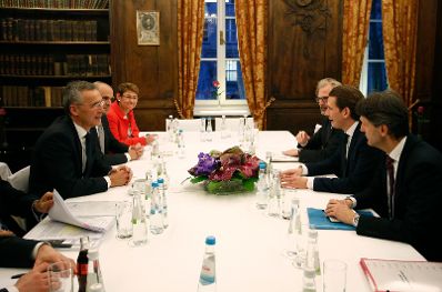 Am 16. Februar 2018 besuchte Bundeskanzler Sebastian Kurz (2.v.r.) die M&uuml;nchner Sicherheitskonferenz. Im Bild mit dem NATO-Generalsekret&auml;r Jens Stoltenberg (l.)
