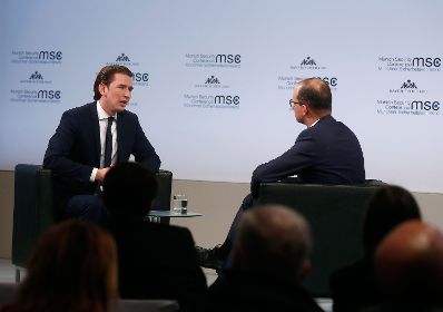 Am 16. Februar 2018 besuchte Bundeskanzler Sebastian Kurz (l.) die M&uuml;nchner Sicherheitskonferenz. Im Bild beim TV Auftritt Bayerische Runde.