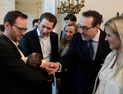 Am 1. M&auml;rz 2018 empfing Bundeskanzler Sebastian Kurz (m.l.) Familien zum Familienbonusevent. Im Bild mit Vizekanzler Heinz-Christian Strache (m.r.) und Bundesministerin Juliane Bogner-Strau&szlig; (m.).