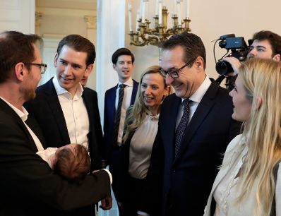 Am 1. M&auml;rz 2018 empfing Bundeskanzler Sebastian Kurz (m.l.) Familien zum Familienbonusevent. Im Bild mit Vizekanzler Heinz-Christian Strache (m.r.) und Bundesministerin Juliane Bogner-Strau&szlig; (m.).