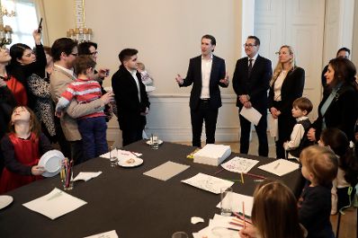 Am 1. M&auml;rz 2018 empfing Bundeskanzler Sebastian Kurz (m.l.) Familien zum Familienbonusevent. Im Bild mit Vizekanzler Heinz-Christian Strache (m.) und Bundesministerin Juliane Bogner-Strau&szlig; (m.r.).