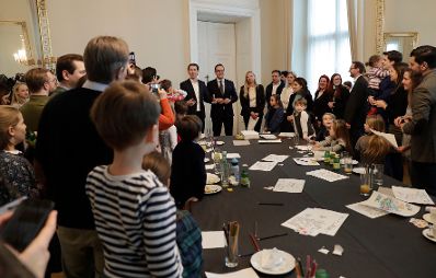 Am 1. M&auml;rz 2018 empfing Bundeskanzler Sebastian Kurz (m.l.) Familien zum Familienbonusevent. Im Bild mit Vizekanzler Heinz-Christian Strache (m.) und Bundesministerin Juliane Bogner-Strau&szlig; (m.r.).