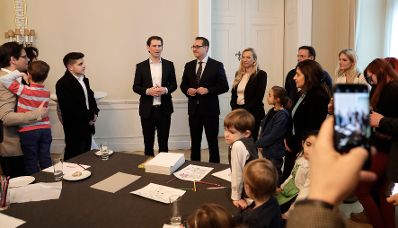 Am 1. M&auml;rz 2018 empfing Bundeskanzler Sebastian Kurz (m.l.) Familien zum Familienbonusevent. Im Bild mit Vizekanzler Heinz-Christian Strache (m.) und Bundesministerin Juliane Bogner-Strau&szlig; (m.r.).