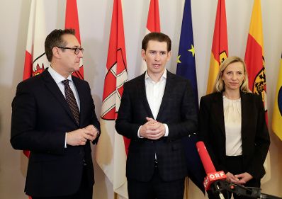 Am 1. M&auml;rz 2018 empfing Bundeskanzler Sebastian Kurz (m.) Familien zum Familienbonusevent. Im Bild mit Vizekanzler Heinz-Christian Strache (l.) und Bundesministerin Juliane Bogner-Strau&szlig; (r.).
