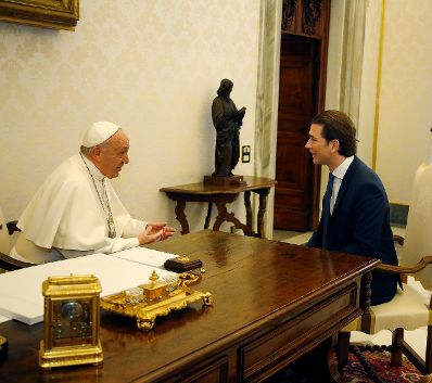 Am 5. M&auml;rz 2018 besuchte Bundeskanzler Sebastian Kurz (r.) Papst Franziskus (l.) zu einem Arbeitsgespr&auml;ch im Vatikan.