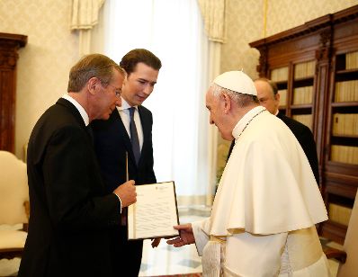 Am 5. M&auml;rz 2018 besuchte Bundeskanzler Sebastian Kurz (m.) Papst Franziskus (r.) zu einem Arbeitsgespr&auml;ch im Vatikan. Im Bild mit dem Landeshauptmann von Salzburg Wilfried Haslauer (l.).