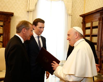 Am 5. M&auml;rz 2018 besuchte Bundeskanzler Sebastian Kurz (m.) Papst Franziskus (r.) zu einem Arbeitsgespr&auml;ch im Vatikan. Im Bild mit dem Landeshauptmann von Salzburg Wilfried Haslauer (l.).