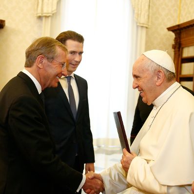 Am 5. M&auml;rz 2018 besuchte Bundeskanzler Sebastian Kurz (m.) Papst Franziskus (r.) zu einem Arbeitsgespr&auml;ch im Vatikan. Im Bild mit dem Landeshauptmann von Salzburg Wilfried Haslauer (l.).