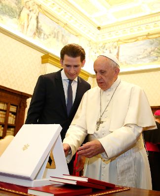 Am 5. M&auml;rz 2018 besuchte Bundeskanzler Sebastian Kurz (l.) Papst Franziskus (r.) zu einem Arbeitsgespr&auml;ch im Vatikan.
