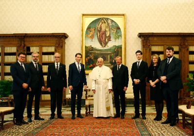 Am 5. M&auml;rz 2018 besuchte Bundeskanzler Sebastian Kurz (m.l.) Papst Franziskus (m.) zu einem Arbeitsgespr&auml;ch im Vatikan. Im Bild mit dem Landeshauptmann von Salzburg Wilfried Haslauer (m.r.).