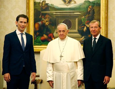 Am 5. M&auml;rz 2018 besuchte Bundeskanzler Sebastian Kurz (l.) Papst Franziskus (m.) zu einem Arbeitsgespr&auml;ch im Vatikan. Im Bild mit dem Landeshauptmann von Salzburg Wilfried Haslauer (r.).