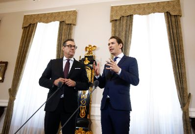 Am 18. April 2018 empfing Bundeskanzler Sebastian Kurz (r.) die AMS-Vorst&auml;nde Herbert Buchinger und Johannes Kopf. Im Bild mit Vizekanzler Heinz-Christian Strache (l.) bei der Pressekonferenz.