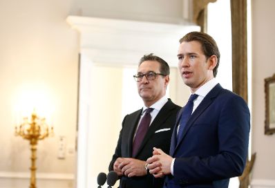 Am 18. April 2018 empfing Bundeskanzler Sebastian Kurz (r.) die AMS-Vorst&auml;nde Herbert Buchinger und Johannes Kopf. Im Bild mit Vizekanzler Heinz-Christian Strache (l.) bei der Pressekonferenz.