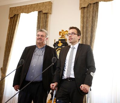 Am 18. April 2018 empfing Bundeskanzler Sebastian Kurz die AMS-Vorst&auml;nde Herbert Buchinger (l.) und Johannes Kopf (r.). Im Bild bei der Pressekonferenz.