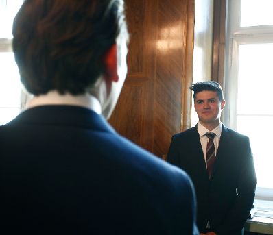 Am 19. April 2018 &uuml;berreichte Bundeskanzler Sebastian Kurz (l.) die goldene Medaille f&uuml;r Verdienste um die Republik &Ouml;sterreich an Kevin Hiden (r.).