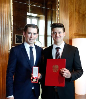 Am 19. April 2018 &uuml;berreichte Bundeskanzler Sebastian Kurz (l.) die goldene Medaille f&uuml;r Verdienste um die Republik &Ouml;sterreich an Kevin Hiden (r.).