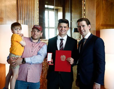 Am 19. April 2018 &uuml;berreichte Bundeskanzler Sebastian Kurz (r.) die goldene Medaille f&uuml;r Verdienste um die Republik &Ouml;sterreich an Kevin Hiden (2.v.r.).