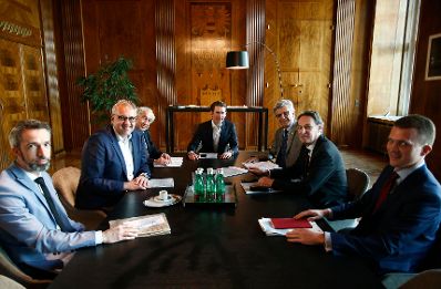 Am 23. April 2018 empfing Bundeskanzler Sebastian Kurz (m.) die Spitzen des &Ouml;sterreichischen Roten Kreuzes. Im Bild mit Rotkreuz-Pr&auml;sident Gerald Sch&ouml;pfer (3.v.l.), Generalsekret&auml;r Werner Kerschbaum (3.v.r.) und stellvertretenden Generalsekret&auml;r Michael Opriesnig (2.v.r.).