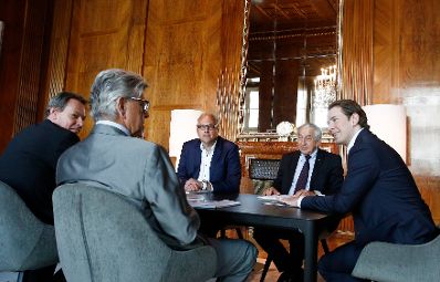 Am 23. April 2018 empfing Bundeskanzler Sebastian Kurz (r.) die Spitzen des &Ouml;sterreichischen Roten Kreuzes. Im Bild mit Rotkreuz-Pr&auml;sident Gerald Sch&ouml;pfer (2.v.r.), Generalsekret&auml;r Werner Kerschbaum (2.v.l.) und stellvertretenden Generalsekret&auml;r Michael Opriesnig (l.).