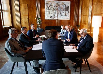 Am 23. April 2018 empfing Bundeskanzler Sebastian Kurz (m.) die Spitzen des &Ouml;sterreichischen Roten Kreuzes. Im Bild mit Rotkreuz-Pr&auml;sident Gerald Sch&ouml;pfer (r.), Generalsekret&auml;r Werner Kerschbaum (l.) und stellvertretenden Generalsekret&auml;r Michael Opriesnig (2.v.l.).