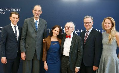 Am 24. April 2018 wurde dem Nobelpreistr&auml;ger Eric Kandel (3.v.r.) das Ehrendoktorat der Medizinischen Universit&auml;t Wien verliehen. Im Bild mit Bundeskanzler Sebastian Kurz (l.), Bundesminister Heinz Fa&szlig;mann (2.v.l.) und dem Rektor der Medizinischen Universit&auml;t Wien Markus M&uuml;ller (2.v.r.).